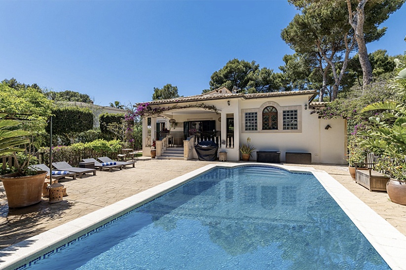 Villa with garden and pool in a prestigious location in Santa Ponsa