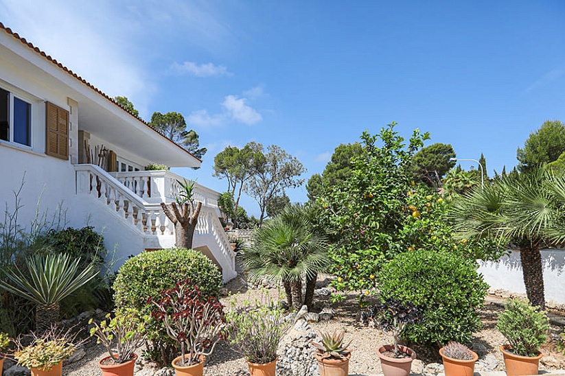 Beautiful villa with a garden and a swimming pool in an exclusive area in Nova Santa Ponsa