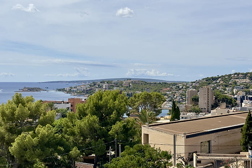 New penthouse in a modern residence with pool in Cala Mayor