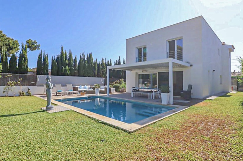 Exquisite villa with garden and pool in El Toro