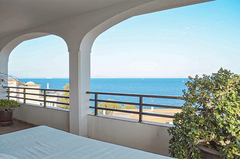Spectacular 3 bedroom penthouse in Cala Vines with panoramic sea views.