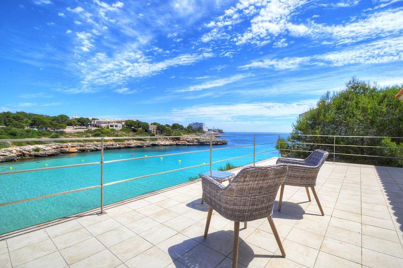 Splendid villa, with holiday license, on the seafront of Cala Marsal
