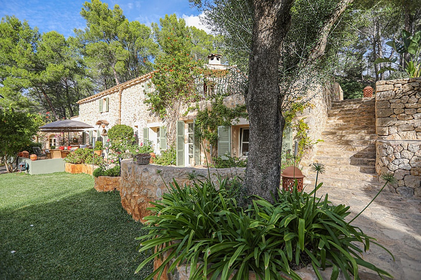 Luxurious finca with garden and swimming pools in Andratx