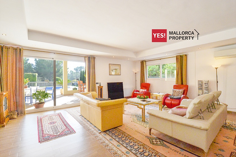 Villa for sale in Santa Ponsa (Mallorca). Large garden and swimming pool. The living area of 388 sqm