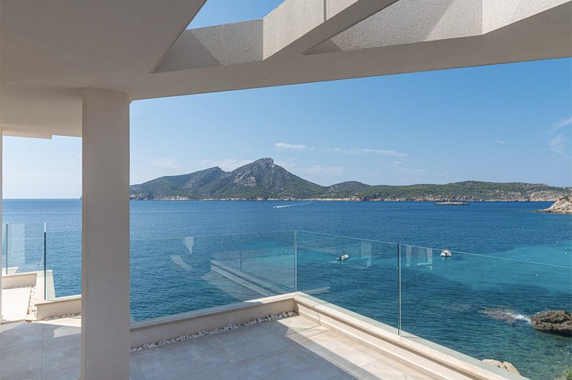 New penthouse on the first line with panoramic sea views in Sant Elm