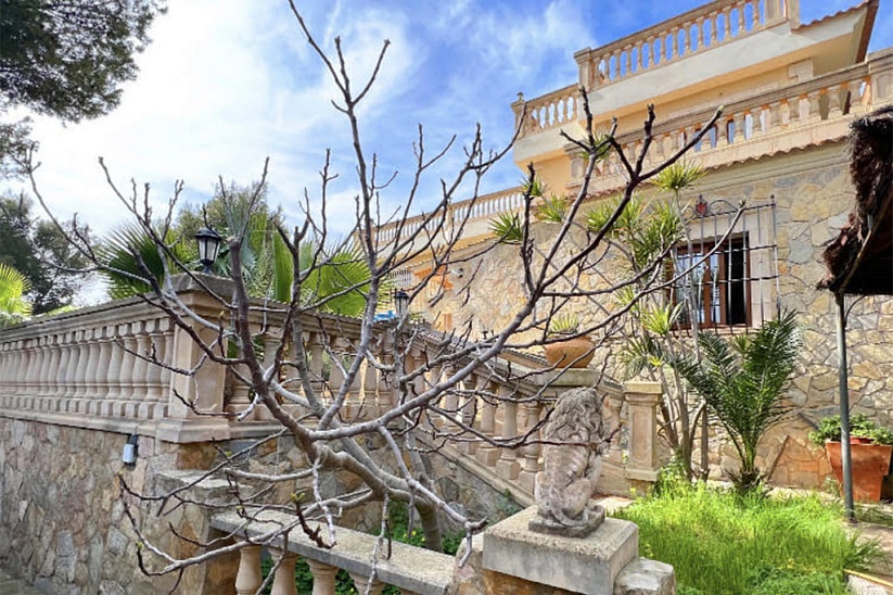 Beautiful family villa with garden and pool in Cala Vinyas, Torrenova