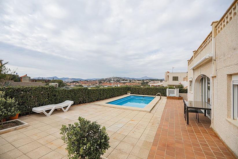 Villa on the first line of the sea in Port Adriano