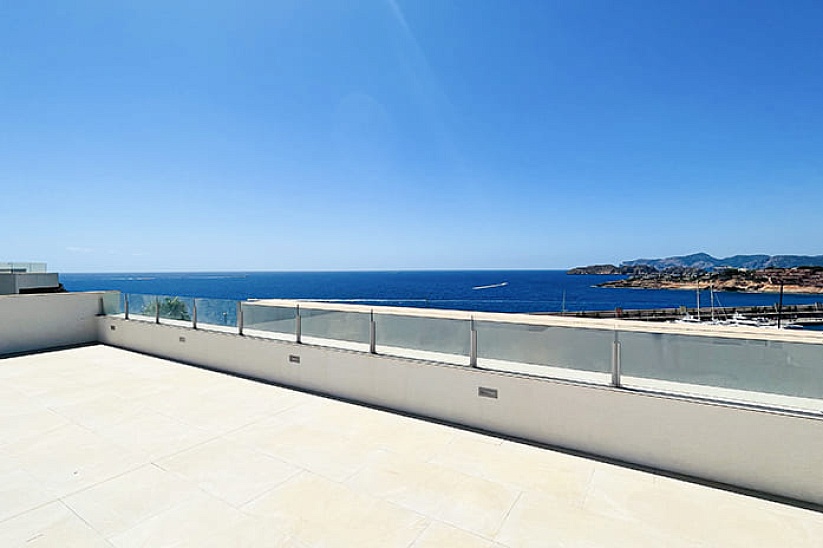 New villa with a unique view of Port Adriano