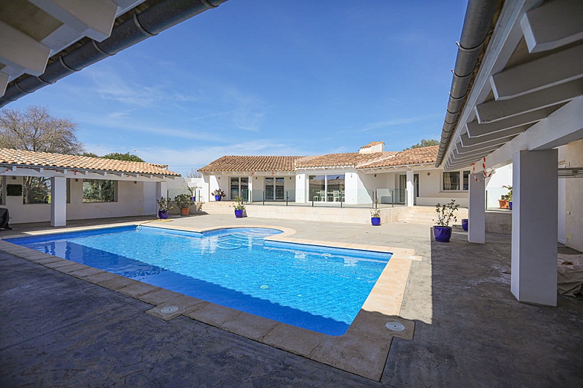 Modern finca with swimming pool and beautiful garden in Llucmajor