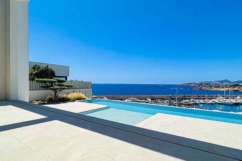 New villa with a unique view of Port Adriano