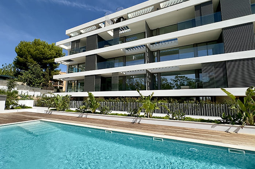 New penthouse in a modern residence with pool in Cala Mayor