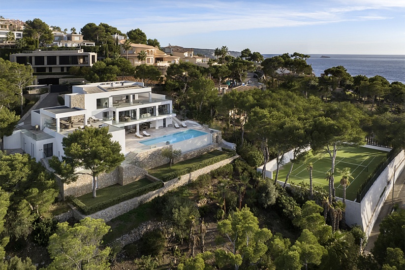 Exquisite villa with stunning sea views and tennis court