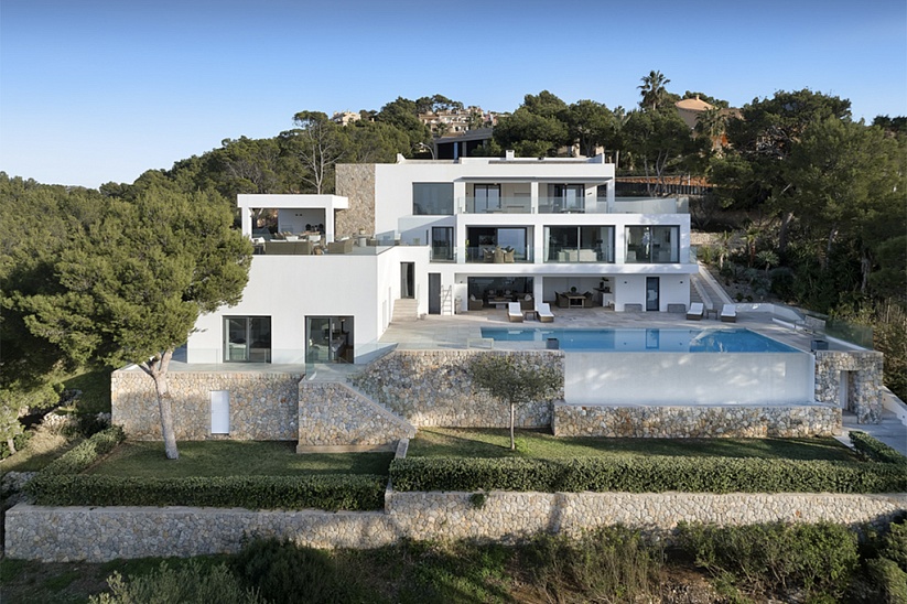 Exquisite villa with stunning sea views and tennis court