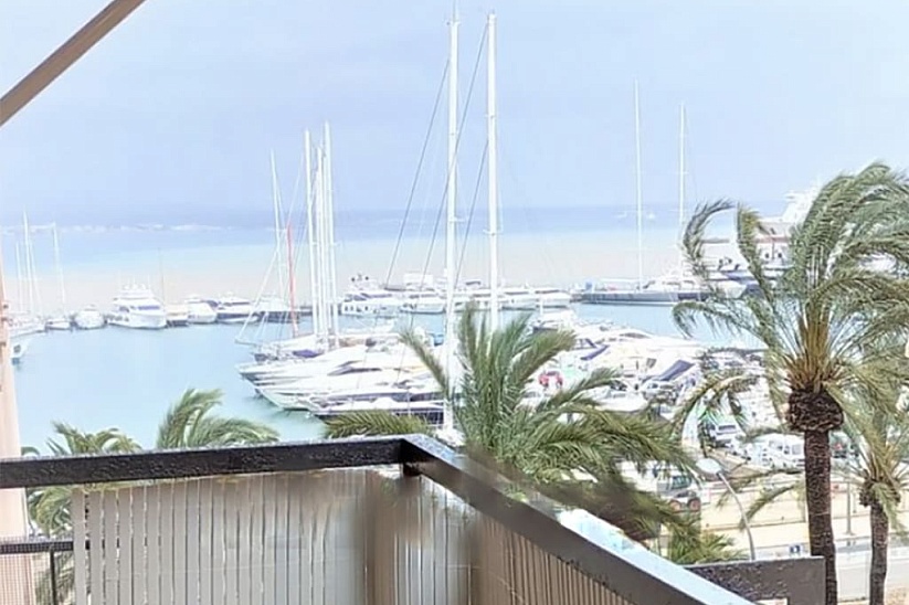 Bright apartment with direct sea and port views on Paseo Maritimo, Palma