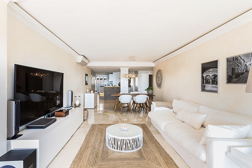Stunning penthouse with panoramic sea views in Port Adriano