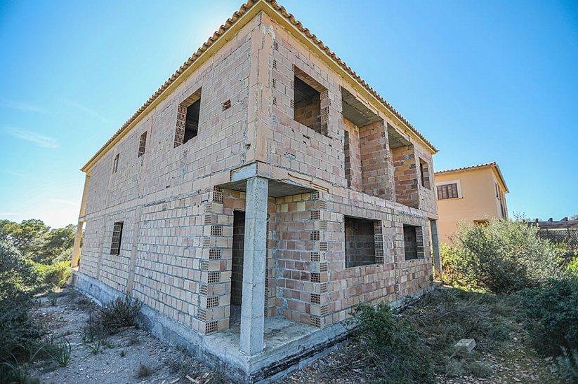 Unfinished villa with sea views in Cala Pi