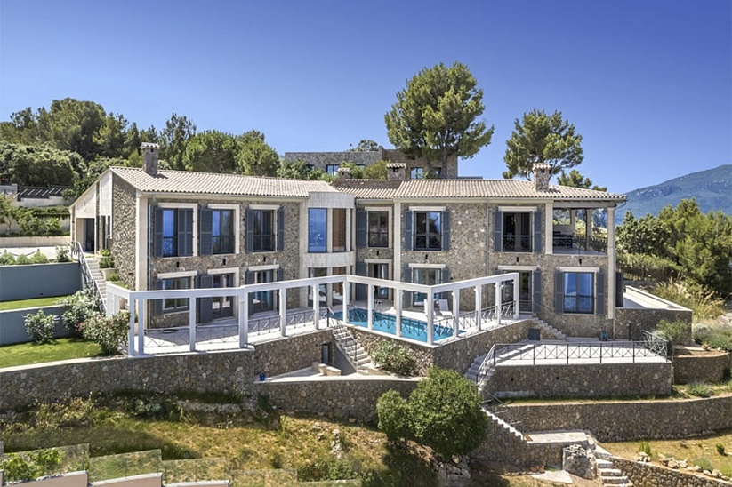 Impressive villa with fantastic sea views